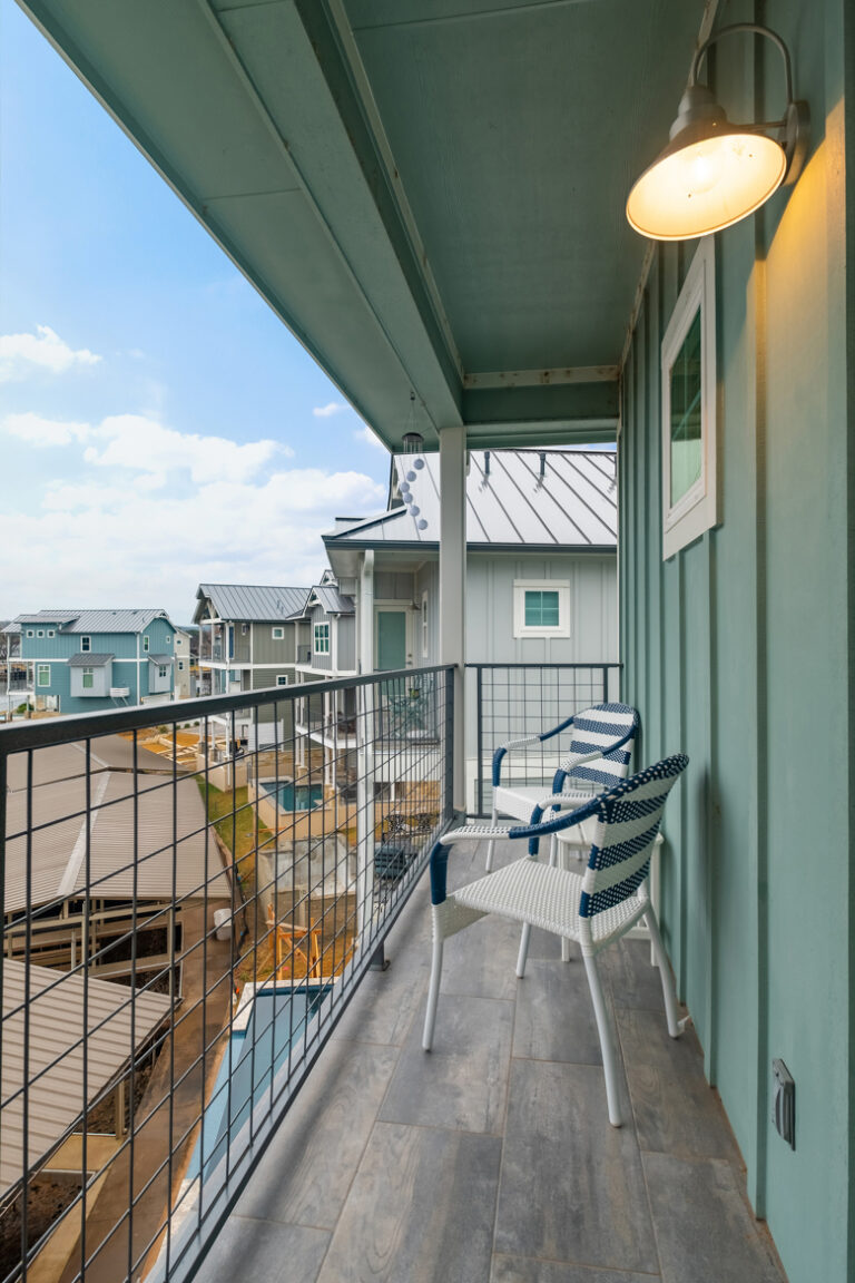 original 953892456 768x1152