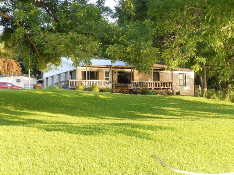 lakehousefront 768x576