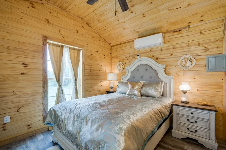 Vino Tramonto Cabin Rentals Prosecco Bedroom 1 768x512