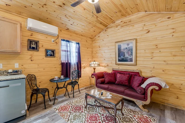 Vino Tramonto Cabin Rentals Prosecco LR 1 768x512