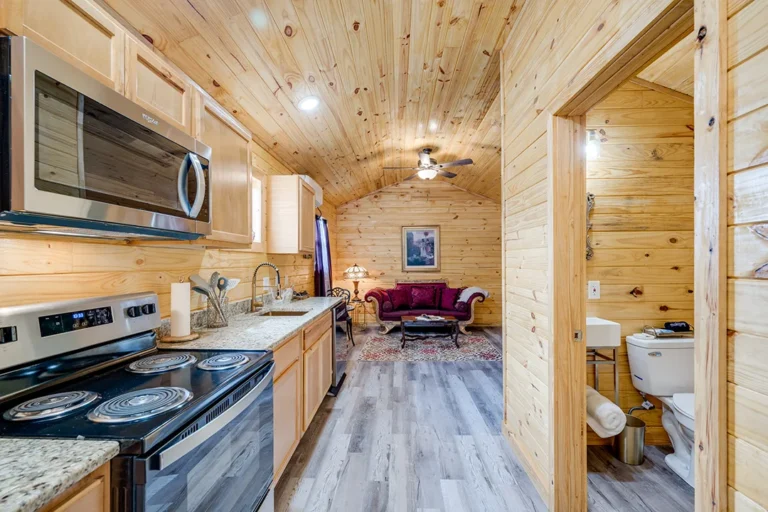 Vino Tramonto Cabin Rentals Prosecco Room 1 768x512