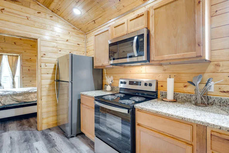 Vino Tramonto Cabin Rentals Prosecco Kitchen 2 768x512