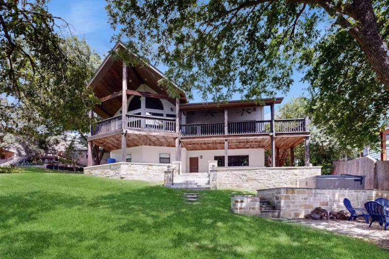 Opulent Waterfront Vacasa2 768x512