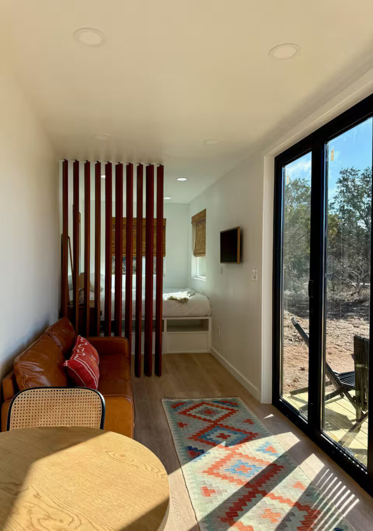 LLCH living 768x1094